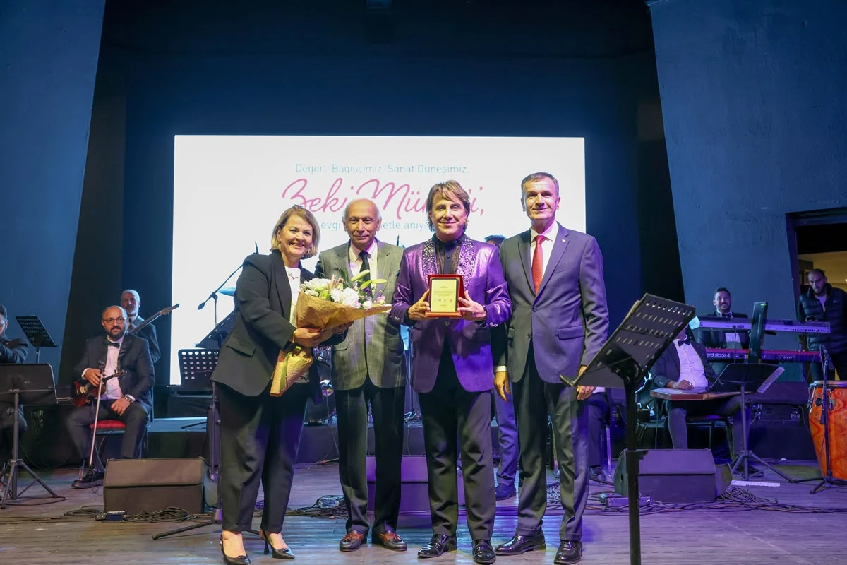Sanat Güneşi Zeki Müren, Bodrum’da Özlemle Anıldı