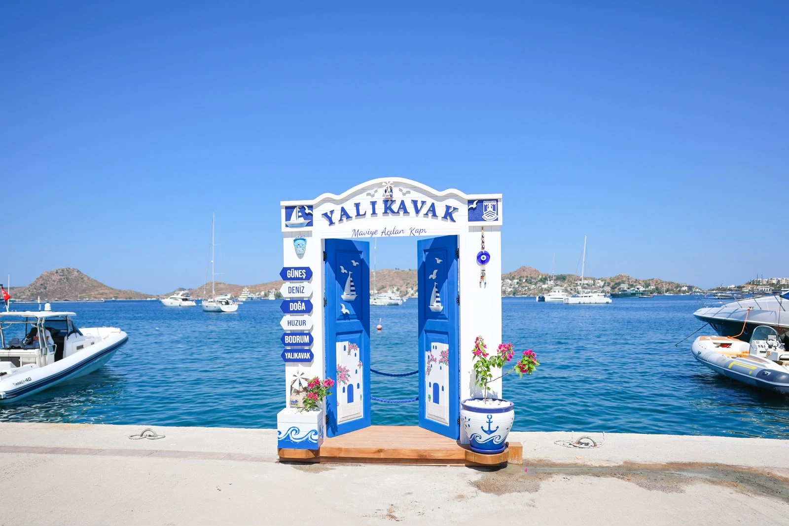 Bodrum’da “Maviye Açılan Kapı” Yalıkavak’a Geldi! Manzarası Büyüledi